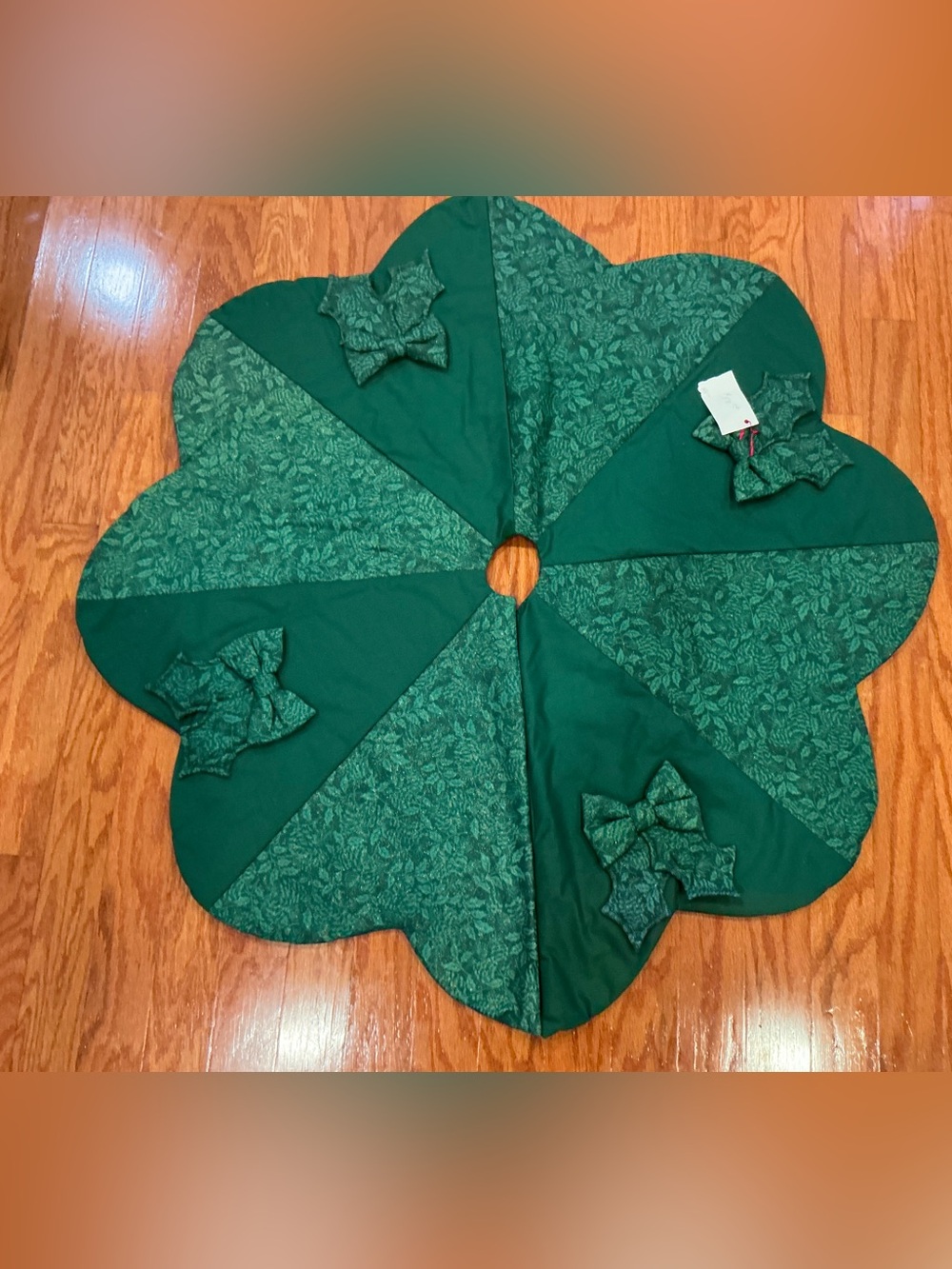 Green Quilted Holiday Tree Skirt with Decorative Bows - Unbranded